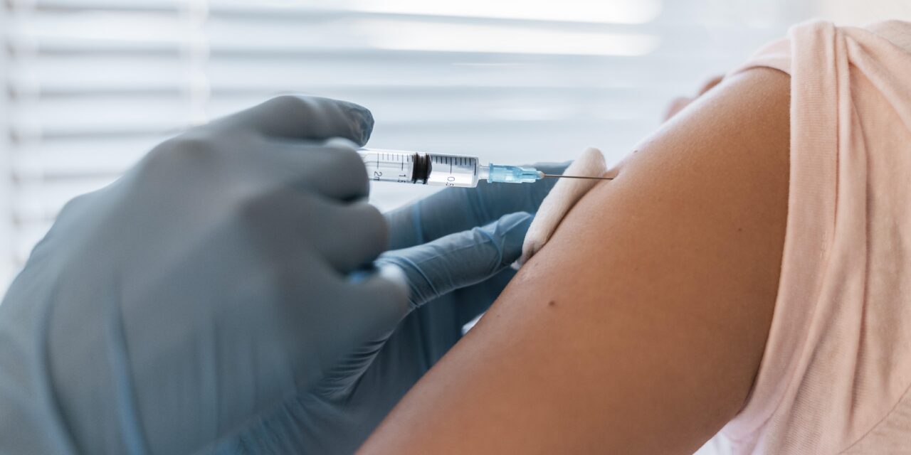 https://clinicalconsulting.pl/wp-content/uploads/2020/12/patient-getting-their-vaccine-1280x640.jpg